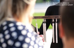 У Запоріжжі на «Дереві Памʼяті» з’явився ще 61 дзвіночок (ФОТО)