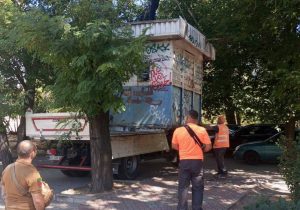На перехресті в Запоріжжі прибрали незаконно встановлений кіоск (ФОТО)
