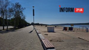Неработающий медпункт и новые граффити: как изменился Центральный пляж Запорожья (ФОТО)