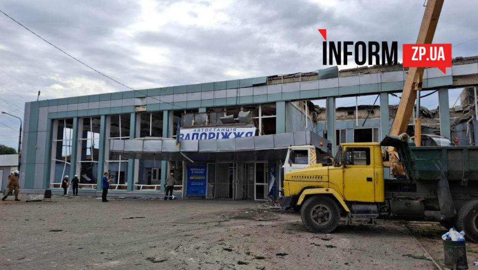 Как выглядел запорожский автовокзал до и после обстрела (ФОТО)