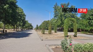 Сломанные качели и разбитые лавки: как изменился один из самых больших парков Запорожья (ФОТО)