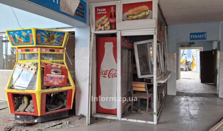 Как выглядел запорожский автовокзал до и после обстрела (ФОТО)