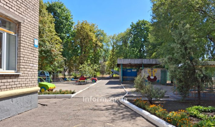 «Мягкие окна» и новый формат: в Запорожье восстановили поврежденный после обстрела детсад (ФОТО)