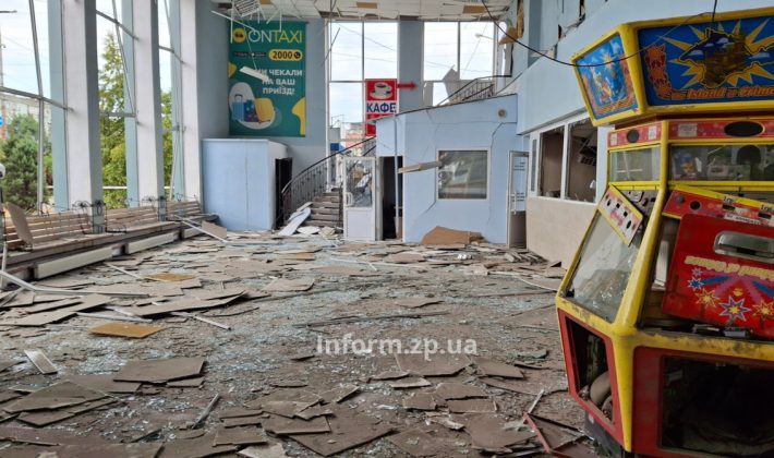 Как выглядел запорожский автовокзал до и после обстрела (ФОТО)