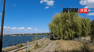 Дірки в асфальті та розбиті сходи: як нині виглядає річковий порт у Запоріжжі (ФОТО)