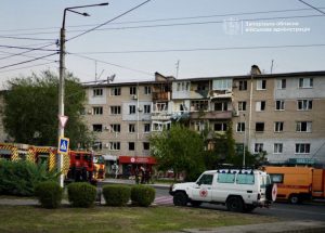 Патрульные показали первые минуты после вчерашнего обстрела Запорожья (ВИДЕО)