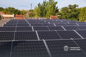 На даху освітнього закладу у Запоріжжі запрацювала сонячна електростанція: як вона працює