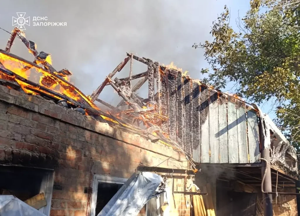 Рятувальники гасять пожежу в Оріхові після російських обстрілів Запорізької області