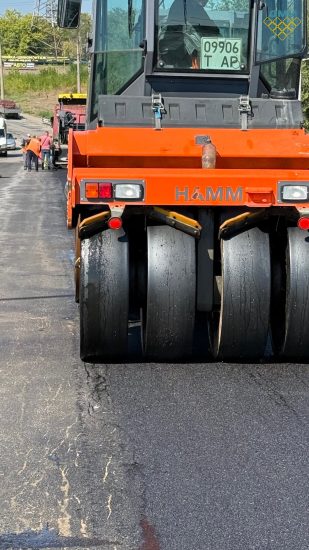 У Запоріжжі завершують ремонт дорожнього покриття на "Арковому мосту"