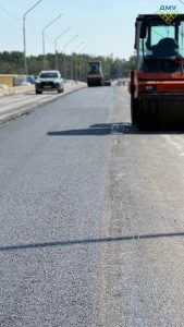 Просадка на проїзній частині: у Запоріжжі ремонтують дорожнє покриття