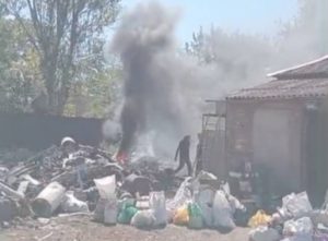 Густий дим над Запоріжжям: чоловік розвів багаття зі сміття у дворі