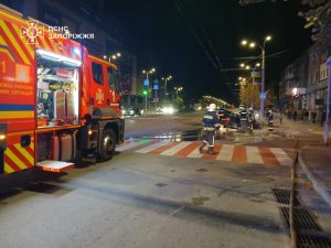 Пожежа після ДТП: у Запоріжжі зіткнулися дві автівки (ФОТО)