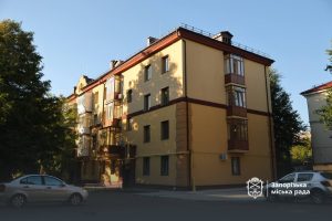 У Запоріжжі завершили відновлення будинку після удару: як він виглядає