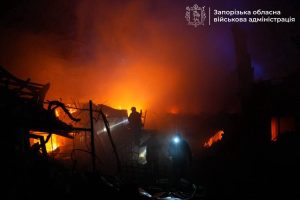 Двоє загиблих, 14 поранених і масштабна пожежа: наслідки нічної атаки на Запоріжжя
