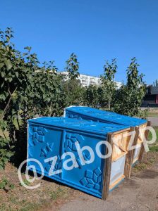 В Запорожье снова перевернули биотуалет возле укрытия (ФОТО)