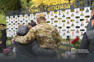 У Запоріжжі на Алеї пам’яті встановили нові стенди з портретами загиблих воїнів (ФОТО)
