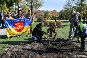 У Запоріжжі висадили “Дуби незламності” на честь військових: де саме (ФОТО)