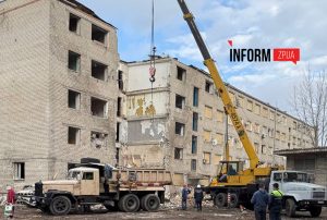 Доба після атаки: як зараз виглядає місце обстрілу у Запоріжжі (ФОТО)