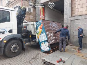 У центрі Запоріжжя прибрали незаконний кіоск (ФОТО)