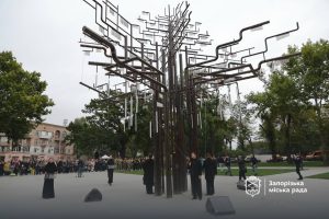 На “Дереві пам’яті” в Запоріжжі додали 72 дзвіночки на честь загиблих