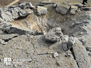 В Хортицком районе Запорожья ракета повредила дорогу (ФОТО)