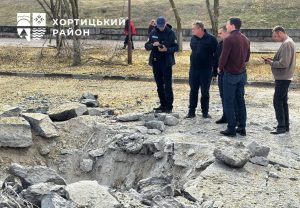 В Хортицком районе Запорожья ракета повредила дорогу (ФОТО)