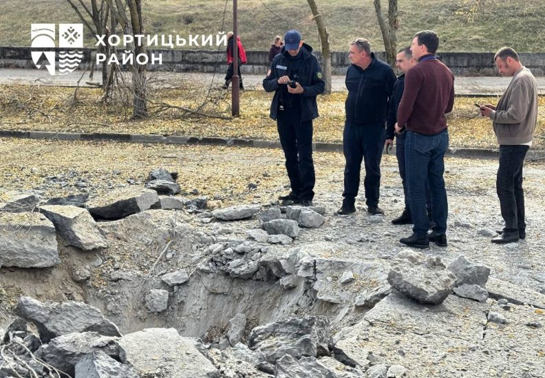 В Хортицком районе Запорожья ракета повредила дорогу (ФОТО)