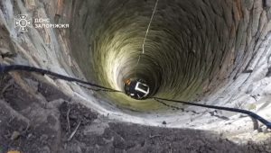 На Запоріжжі ДСНС врятували собаку з 12-метрової каналізаційної ями