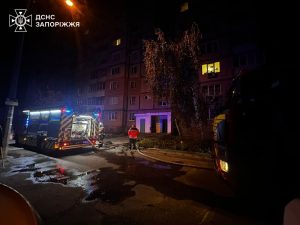У Запоріжжі під час пожежі загинув чоловік, людей евакуювали з багатоповерхівки (ВІДЕО)