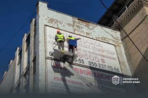 У центрі Запоріжжя зняли російськомовні вивіски: куди їх поділи (ФОТО)
