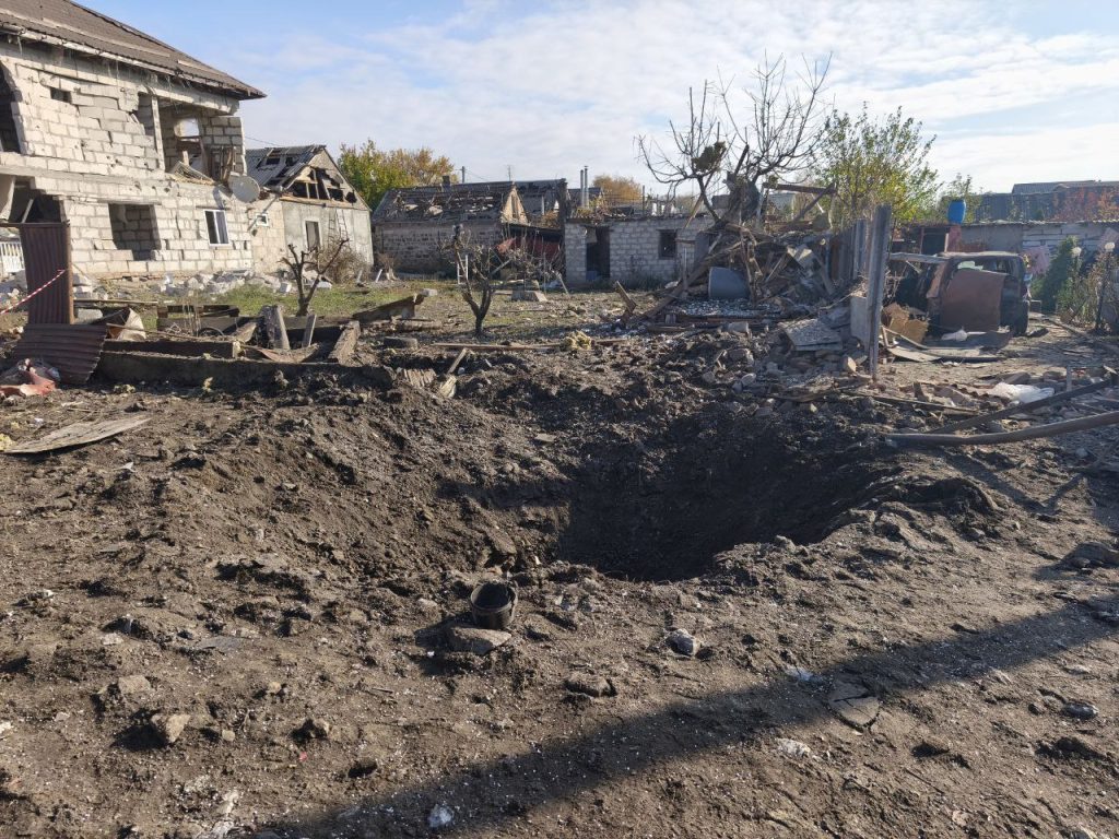 У Запоріжжі після обстрілу утворилася воронка