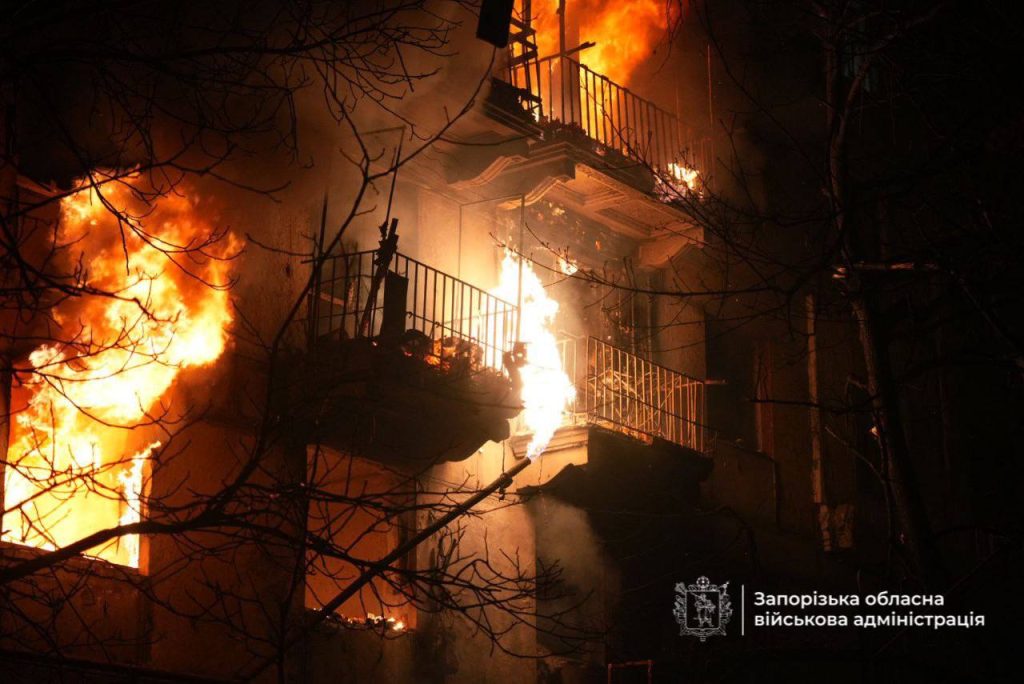 Город в огне: россияне атаковали Запорожье БпЛА, есть пострадавшие