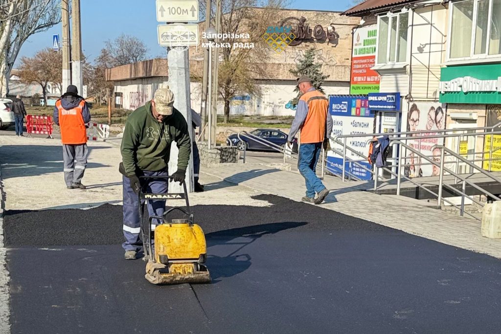 У Запоріжжі оновили асфальт поблизу зупинки