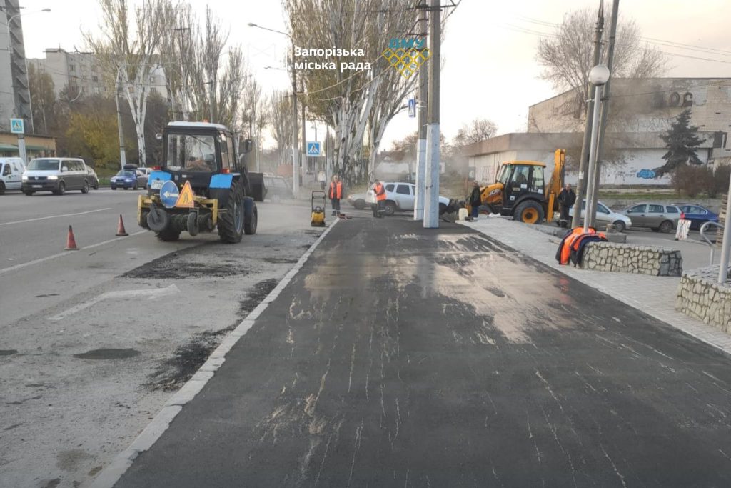 У Запоріжжі оновили асфальт поблизу зупинки