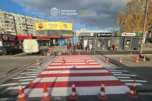 В Запорожье возле школ обустроили приподнятые пешеходные переходы: где именно