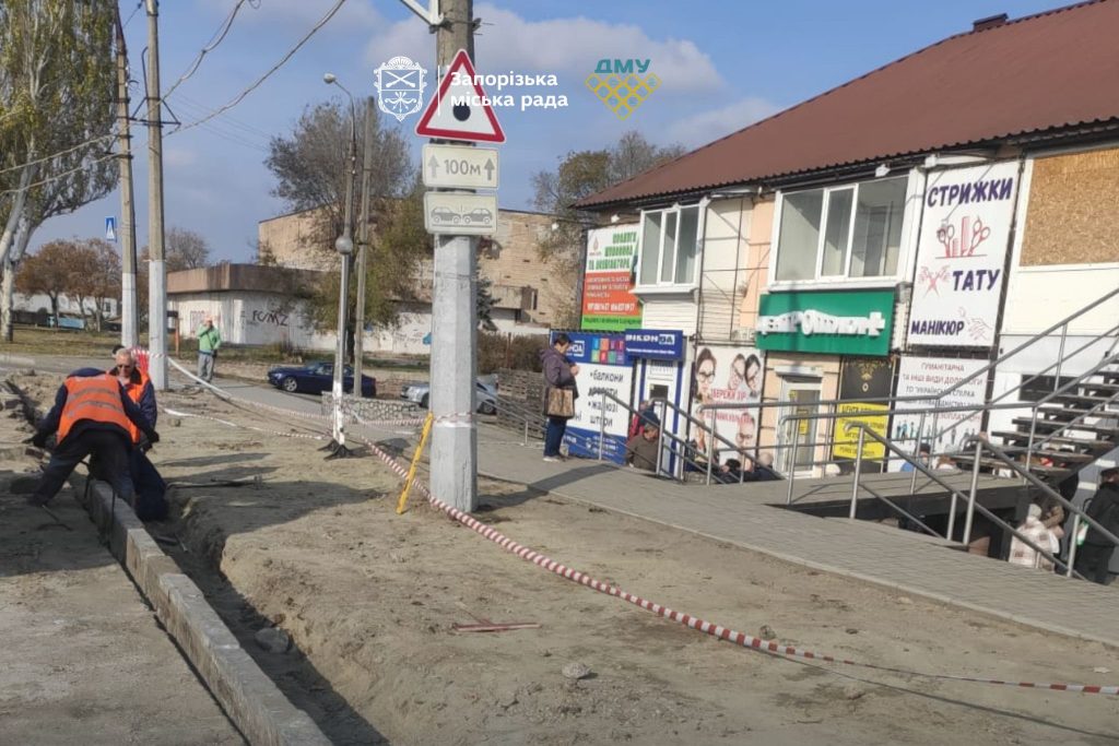 У Запоріжжі оновили асфальт поблизу зупинки
