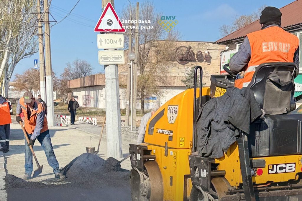 У Запоріжжі оновили асфальт поблизу зупинки