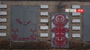 В центре Запорожья возле отстроенной многоэтажки появился яркий мурал (ФОТО)