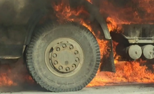 В Запорожье прямо во время движения у грузовика загорелось колесо (ВИДЕО)