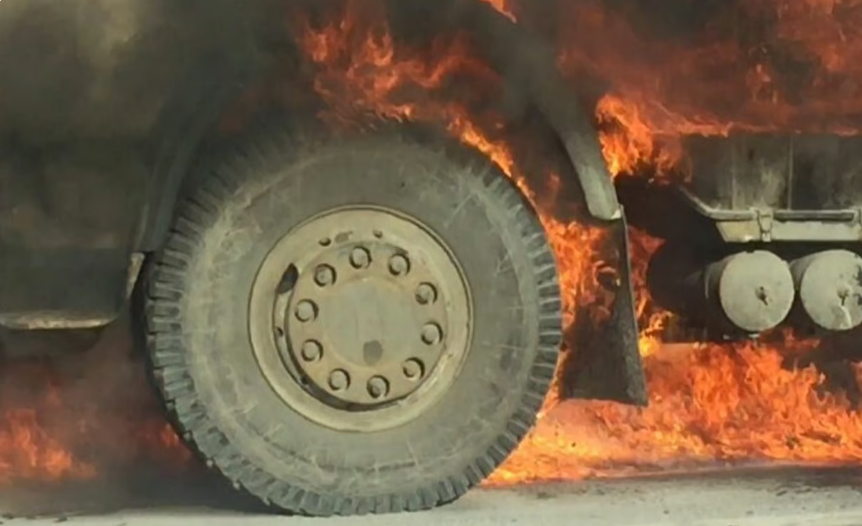 У Запоріжжі на ходу загорілася ванитажівка