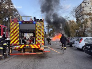 У Запоріжжі загорівся автомобіль: вогонь охопив 4 кв.м. (ФОТО)