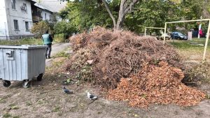 Гори сміття біля багатоповерхівки: у Запоріжжі знайшли нове несанкціоноване звалище