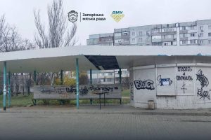 Біля пам’ятки в Хортицькому районі прибрали незаконний МАФ (ФОТО)