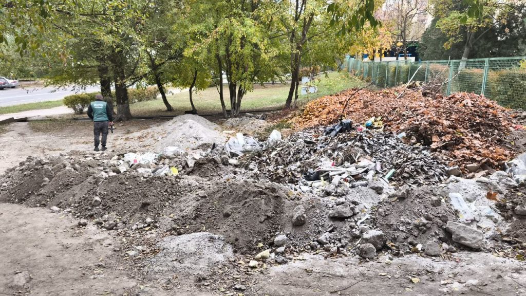 У Запоріжжі виявили сміттєзвалище за парканом дитсадка