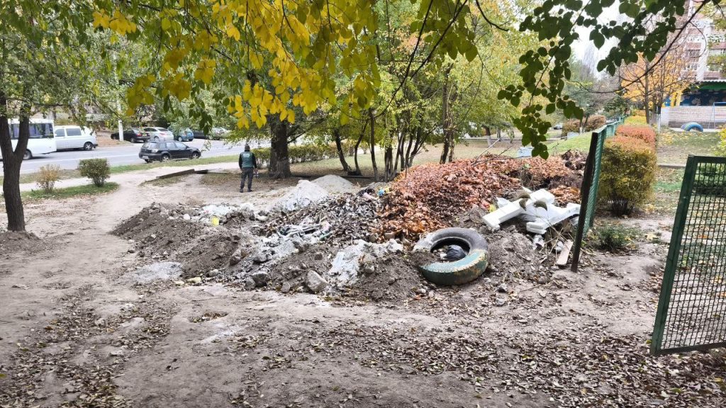 У Запоріжжі виявили сміттєзвалище за парканом дитсадка