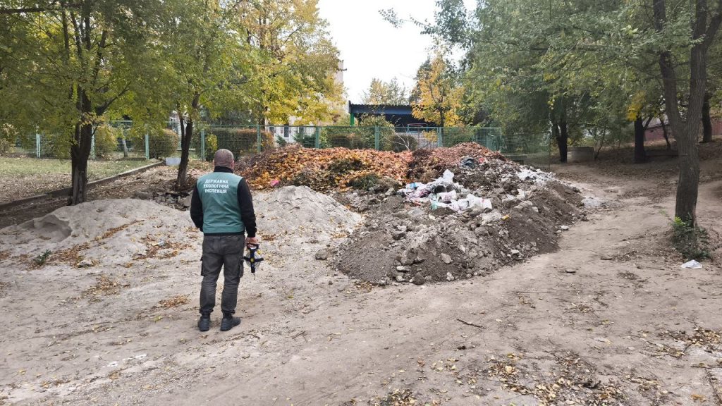 У Запоріжжі виявили сміттєзвалище за парканом дитсадка