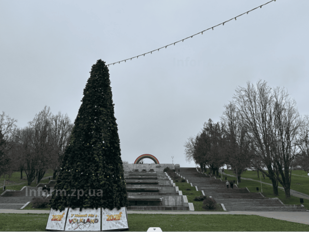 В обласному центрі на каскаді “Райдуга” встановили штучну новорічну ялинку