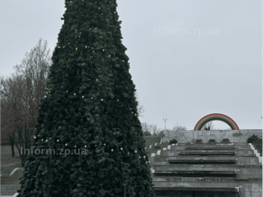 В обласному центрі на каскаді “Райдуга” встановили штучну новорічну ялинку