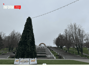 У Запоріжжі засяяла ялинка: як вона виглядає