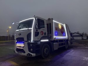 У Запоріжжі прикрасили сміттєвози до Нового року (ФОТО)